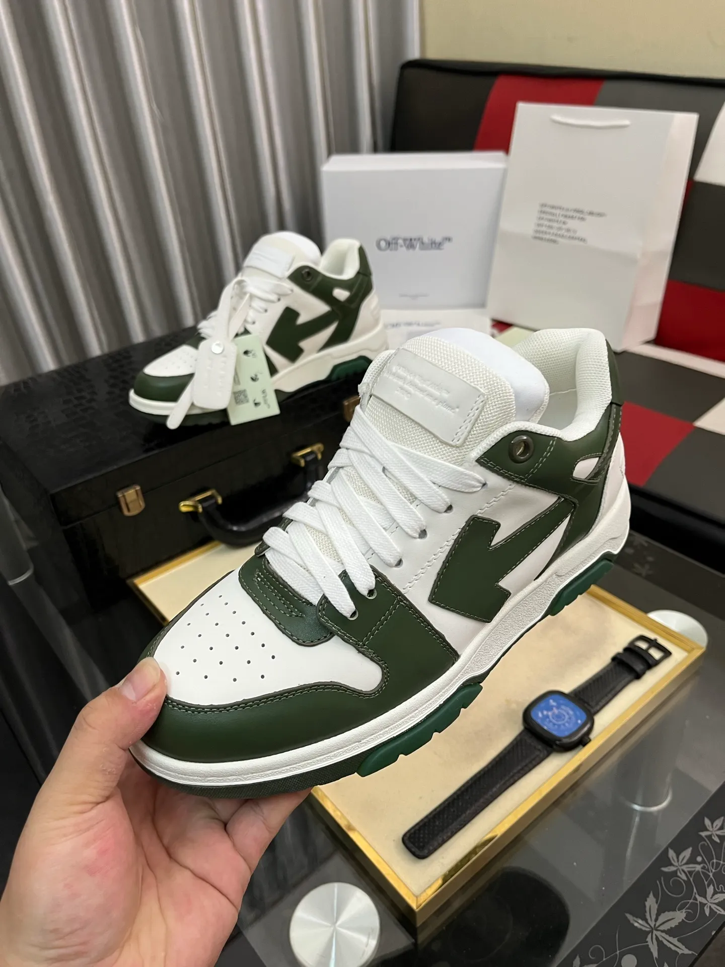 Men's shoes 💰600⌚️⌚️ OFF-White C/O VirGil Abloh fashionable and versatile casual shoes. Exclusive first release of the new model. Made of environmentally friendly cowhide leather and mesh fabric upper material. The insole is embedded with foam cushioning EVA material. The correct midsole is equipped with EVA lightweight cushioning. External tooth nail rubber outsole. The correct accessories can be customized simultaneously. Women's model: 35-40 Men's model: 39-45